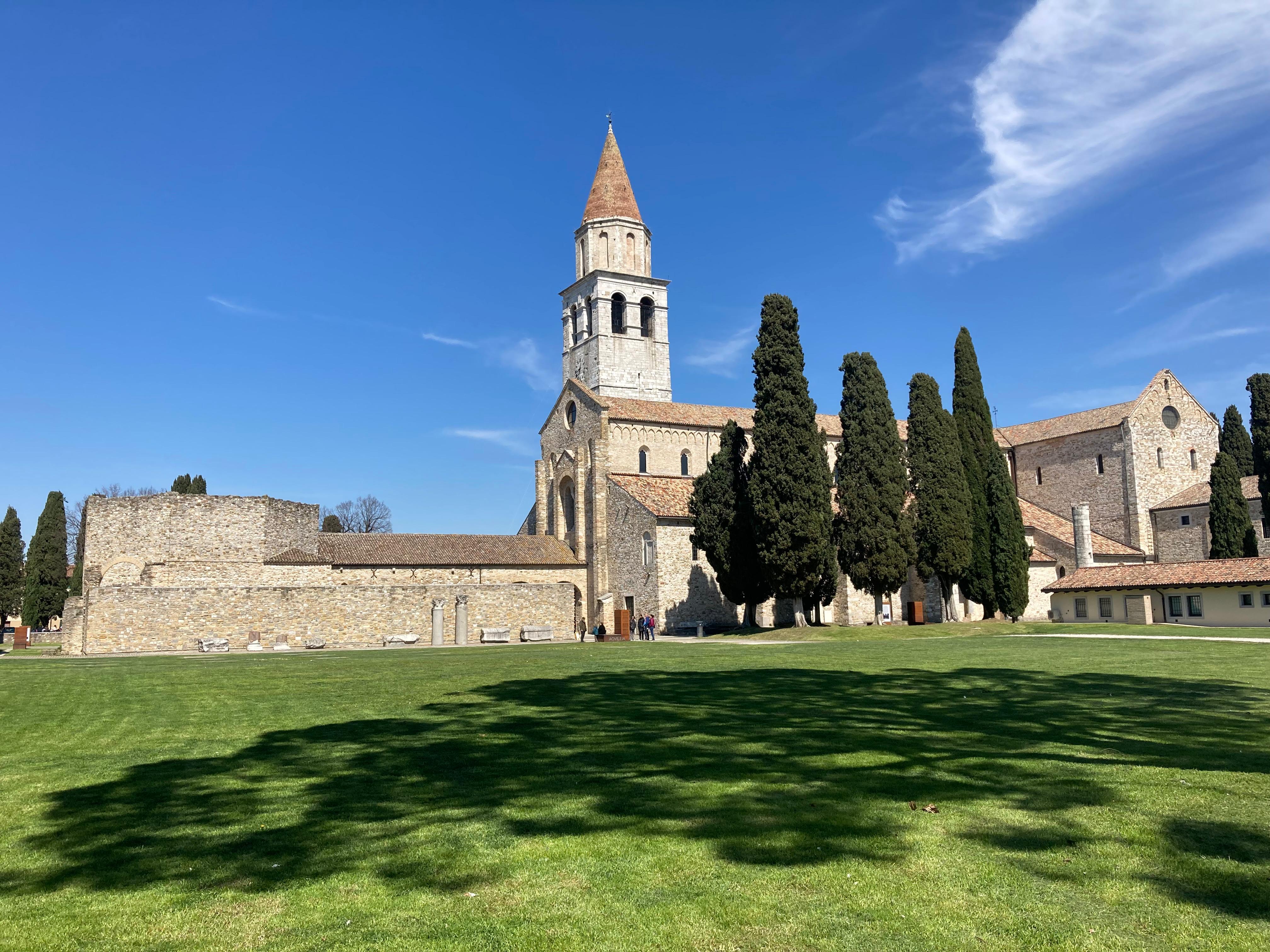 La Basilica di Aquileia, il campanile e il prato antistante