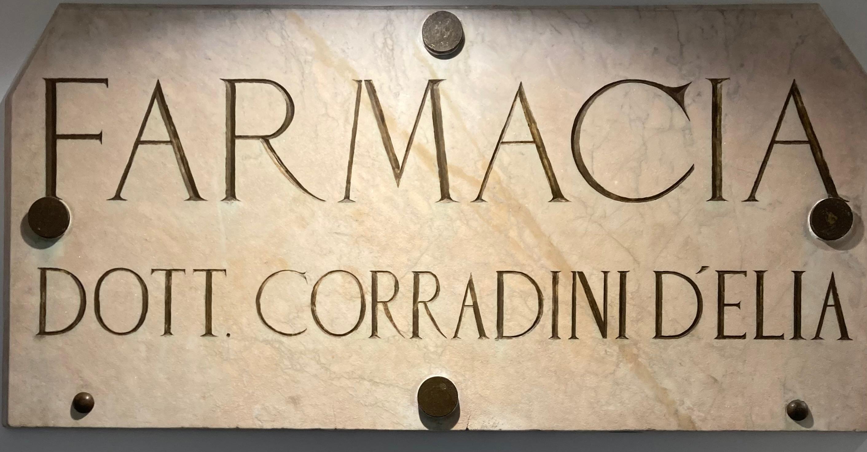 La targa in marmo della Farmacia dott. Corradini D’Elia